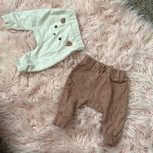 2 H&M pants 0-3 months. Gently used. Normal wear. Organic cotton.